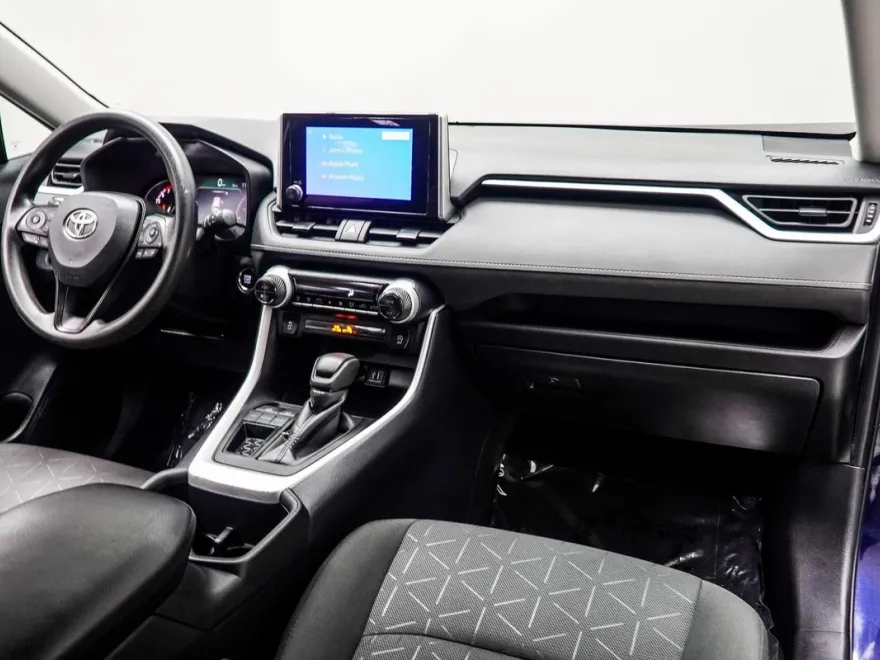 2024 Toyota RAV4 XLE photo 16