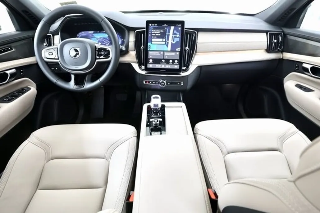 2025 Volvo XC90 T8 Plus photo 1