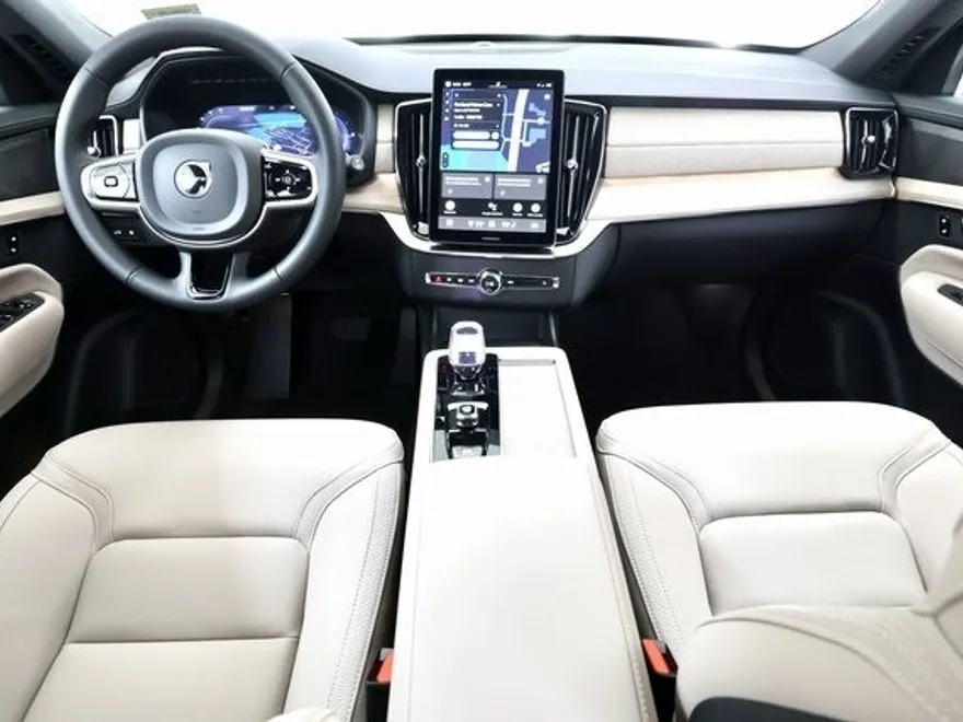 2025 Volvo XC90 T8 Plus photo 1