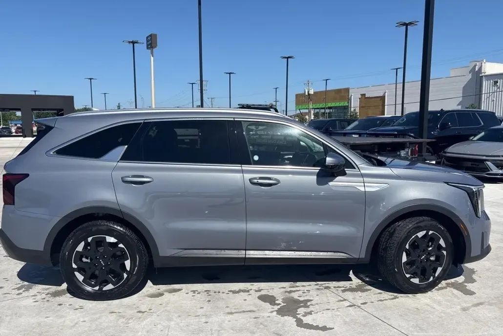 2024 Kia Sorento S photo 1