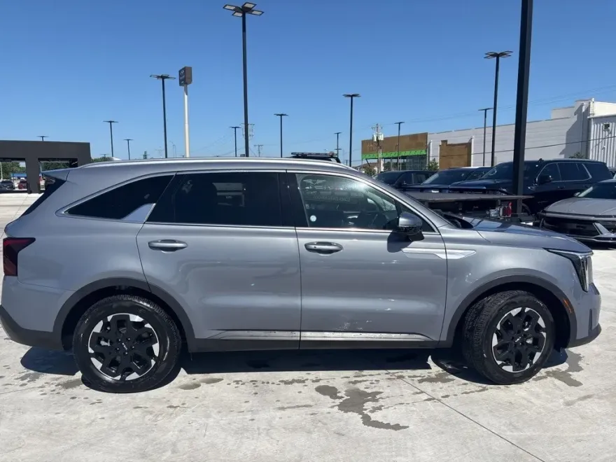 2024 Kia Sorento S photo 1