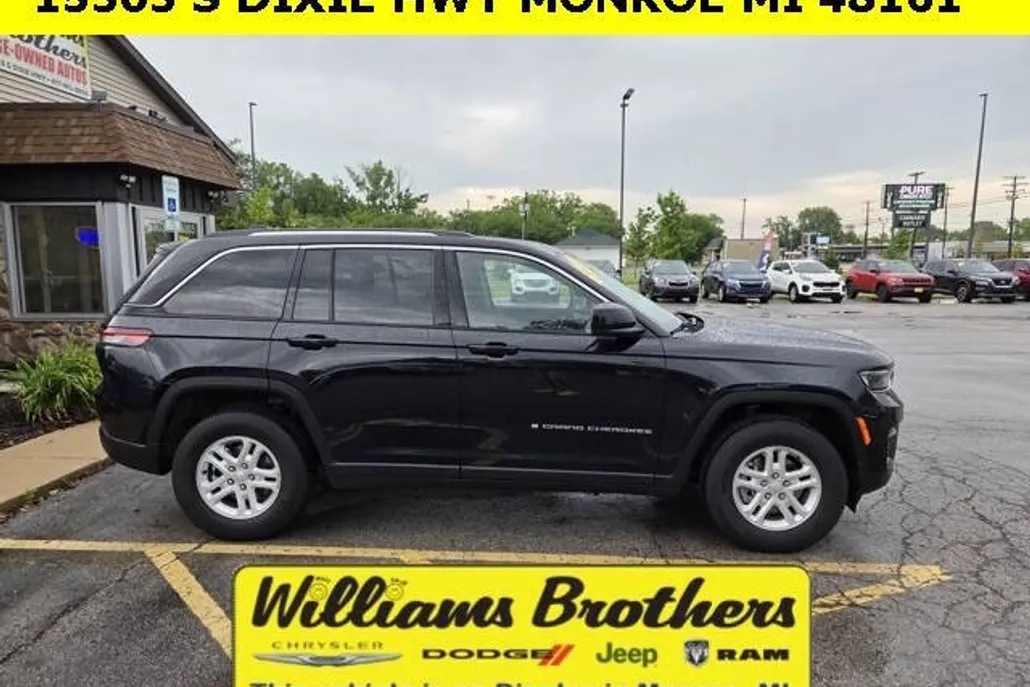 2023 Jeep Grand Cherokee Laredo photo 1