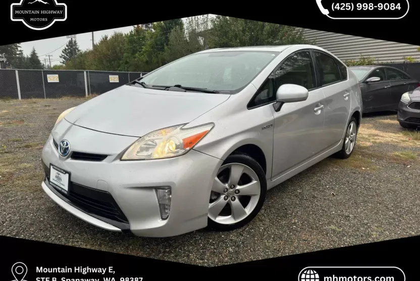 2012 Toyota Prius Three photo 1