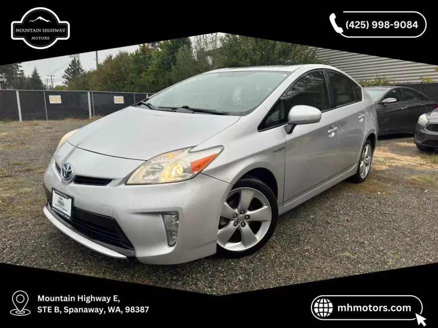 2012 Toyota Prius Three photo 1