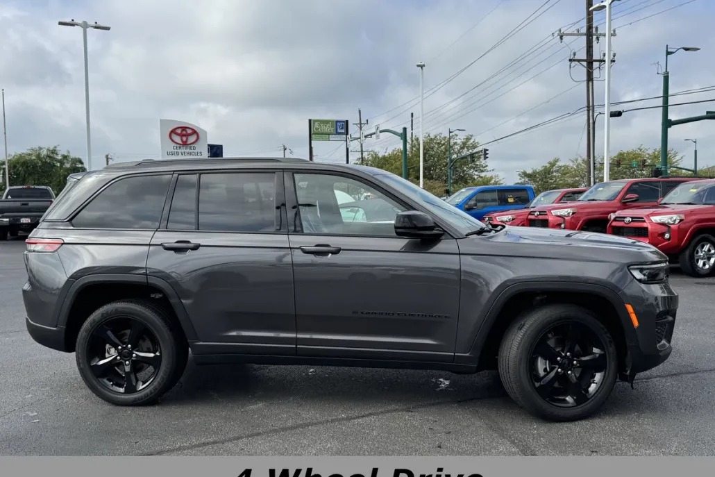 2023 Jeep Grand Cherokee Laredo photo 1