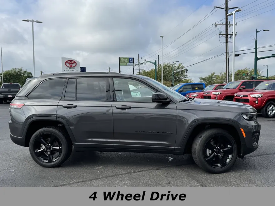 2023 Jeep Grand Cherokee Laredo photo 1