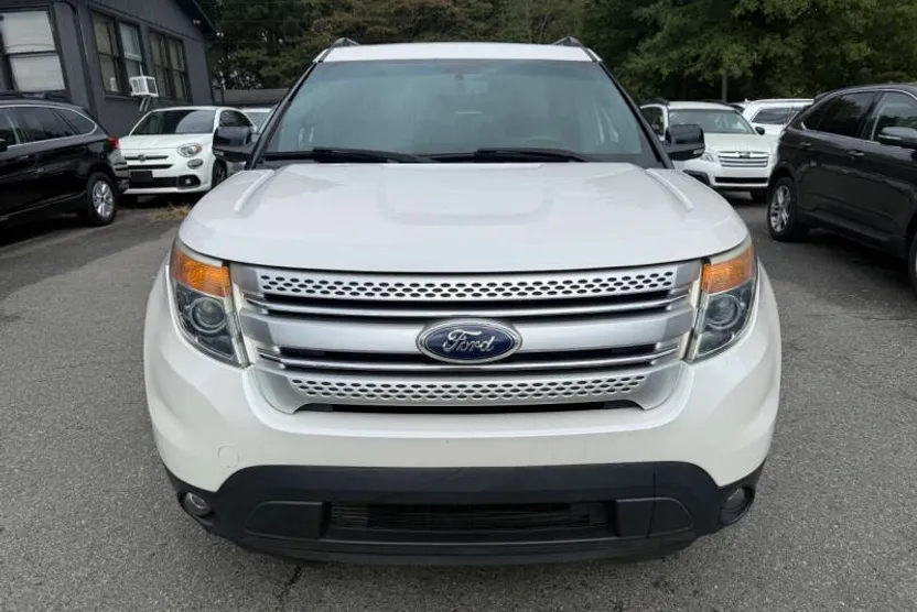 2015 Ford Explorer XLT photo 1