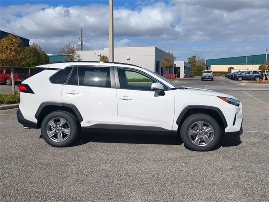 2025 Toyota RAV4 Hybrid XLE photo 1