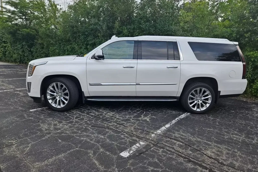 2020 Cadillac Escalade ESV Luxury photo 1