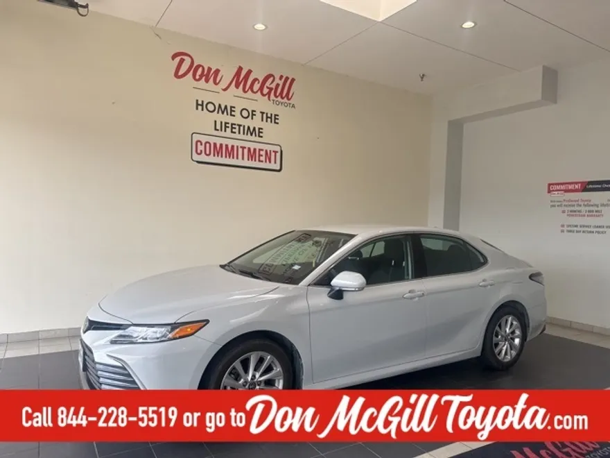2023 Toyota Camry LE photo 1
