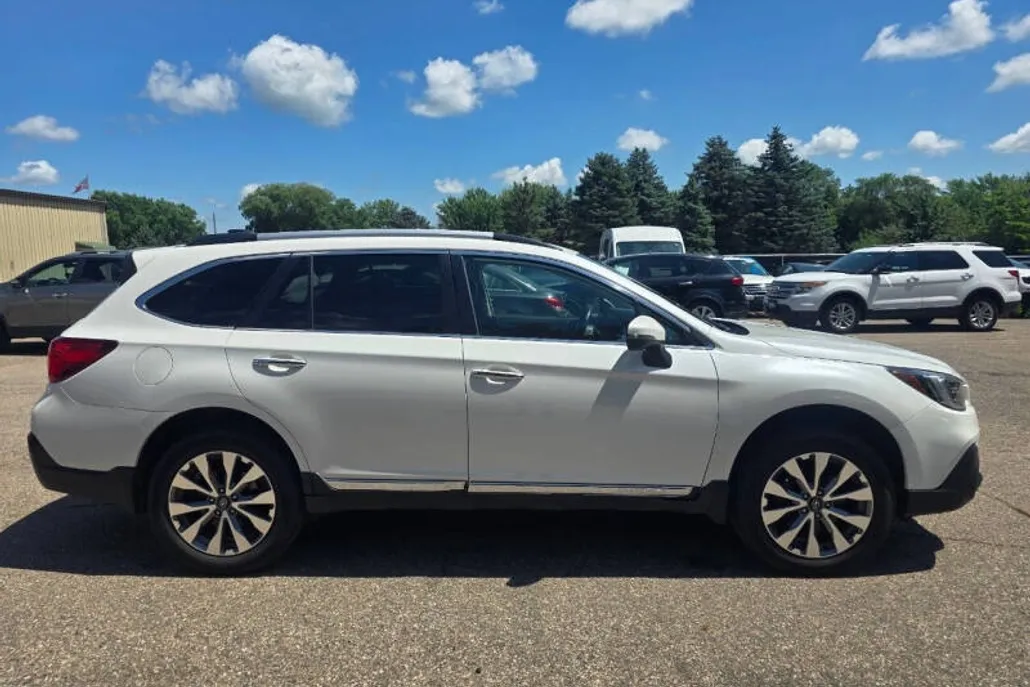 2018 Subaru Outback 3.6R Touring photo 1