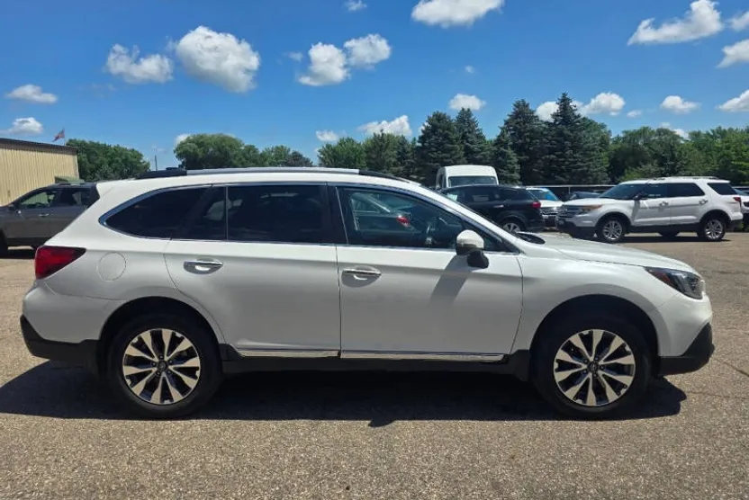 2018 Subaru Outback 3.6R Touring photo 1
