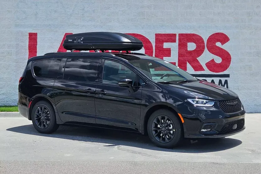 2025 Chrysler Pacifica photo 1