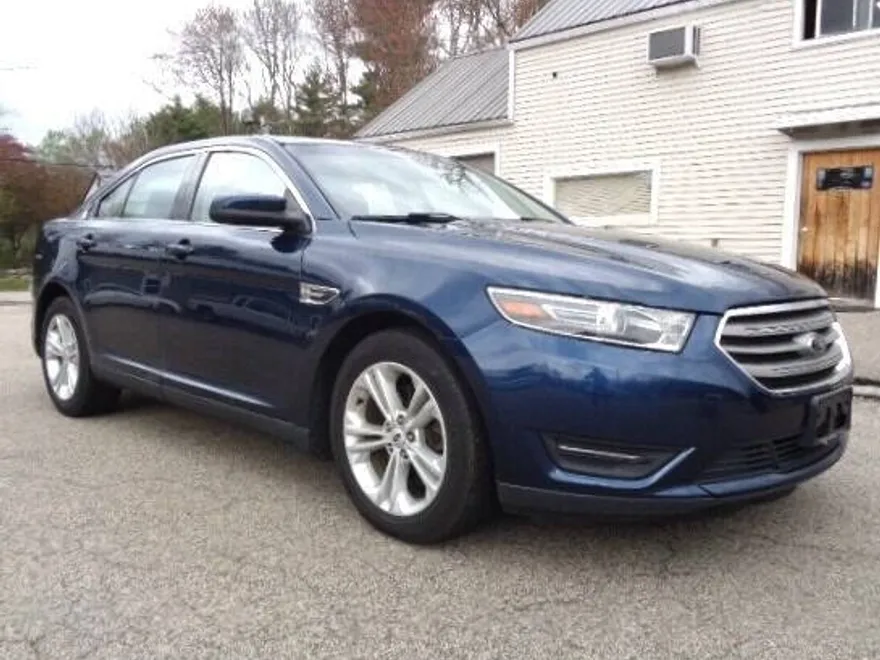 2017 Ford Taurus SEL photo 1