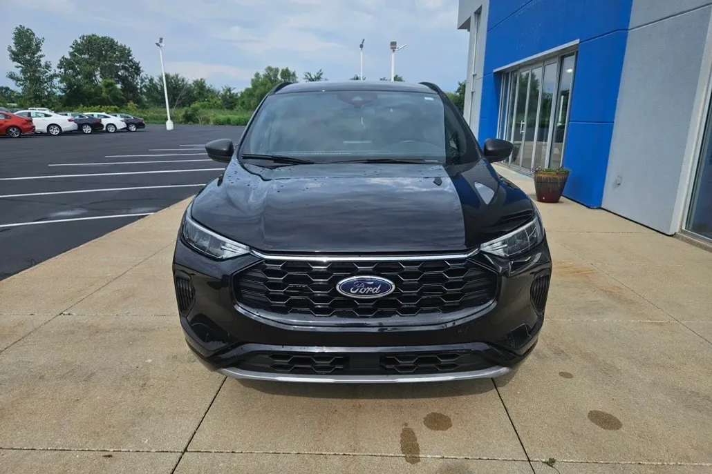 2023 Ford Escape ST-Line photo 1