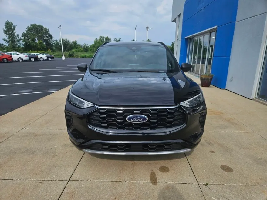 2023 Ford Escape ST-Line photo 1