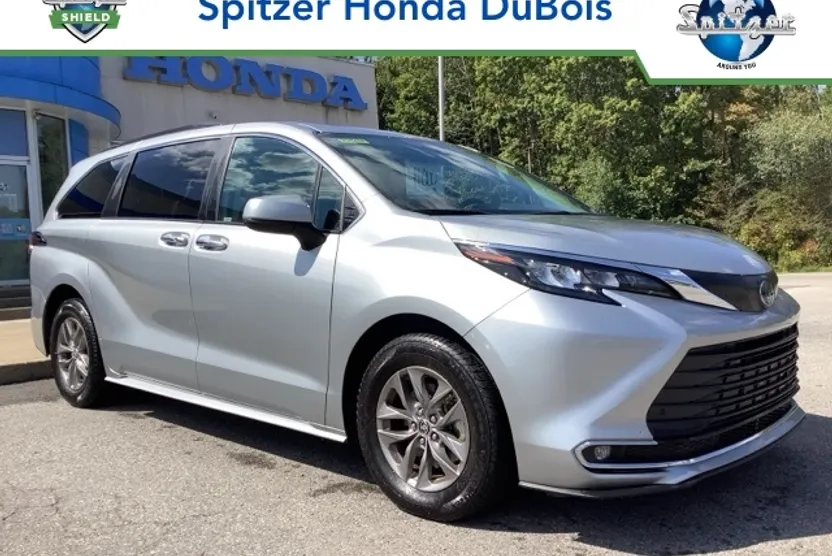 2024 Toyota Sienna XLE photo 1