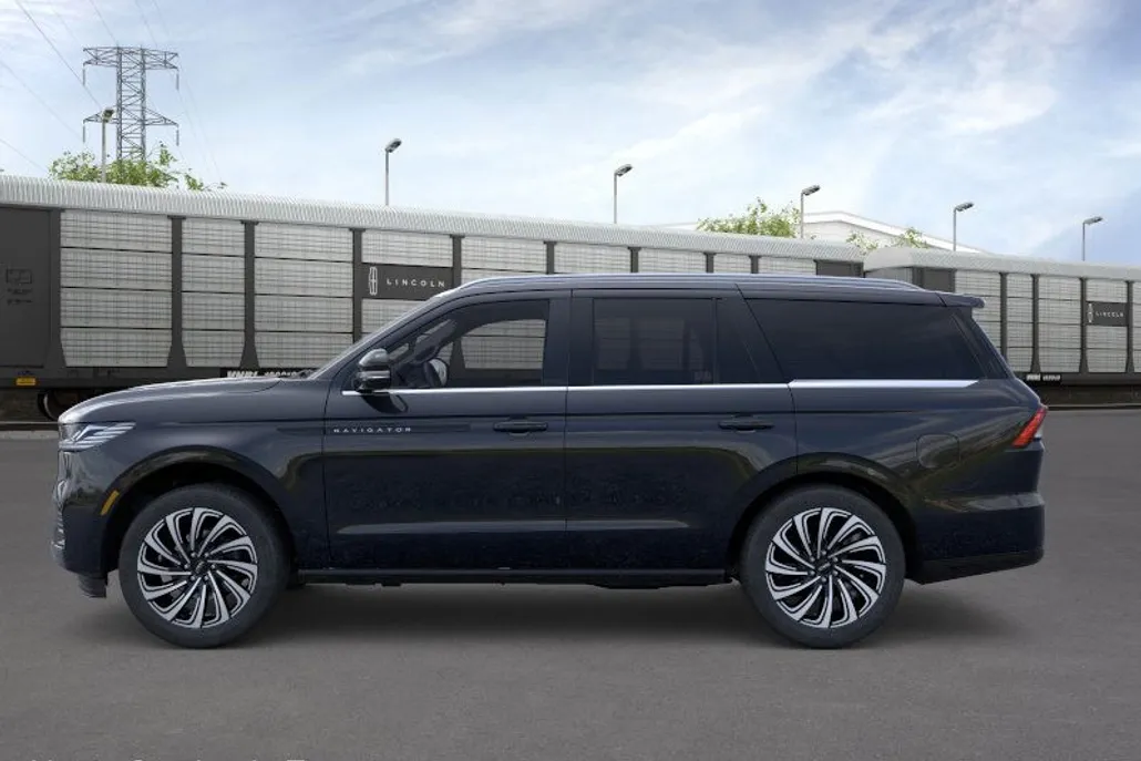 2025 Lincoln Navigator Black Label photo 1