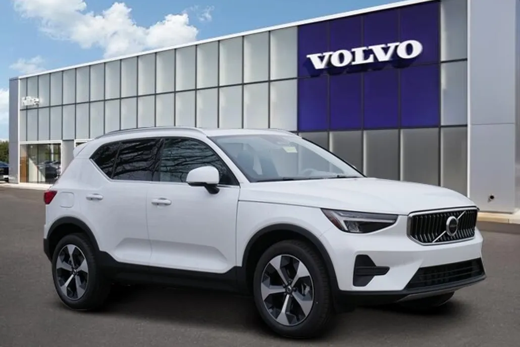 2025 Volvo XC40 Core photo 1