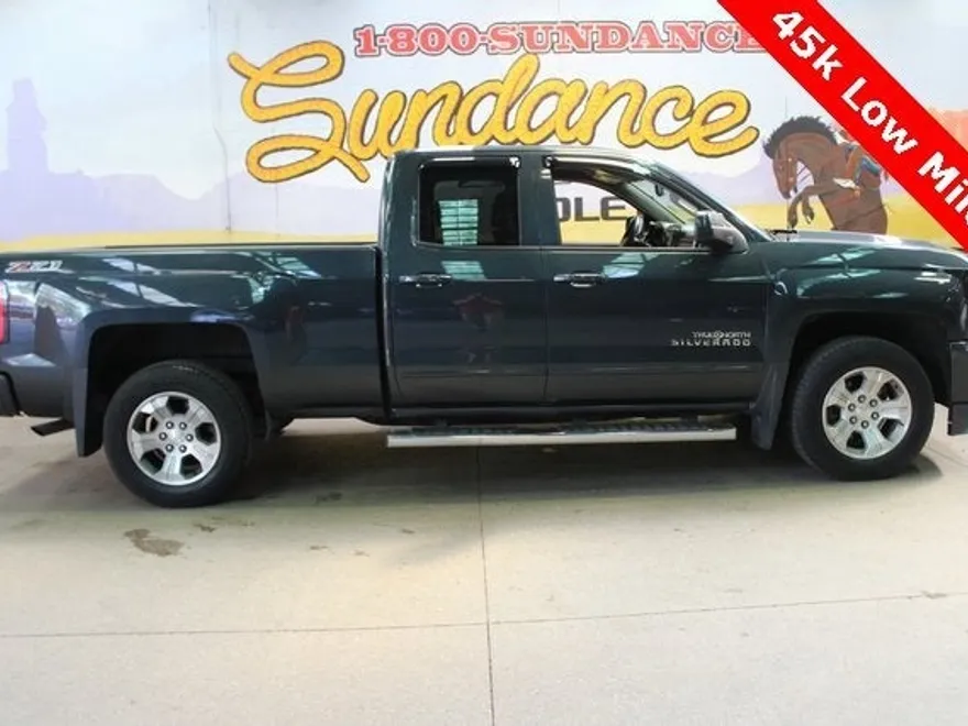 2017 Chevrolet Silverado 1500 LT photo 1