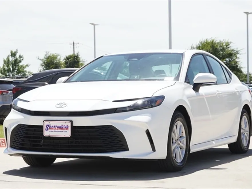 2025 Toyota Camry LE photo 1