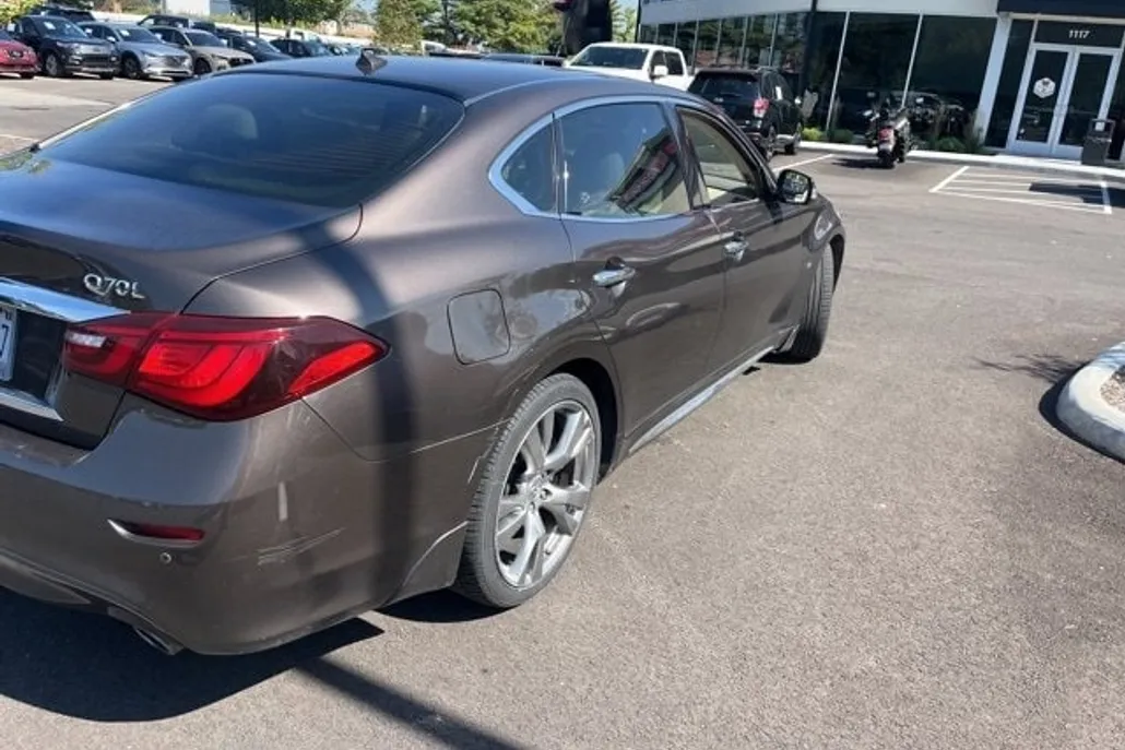 2016 Infiniti Q70L 3.7 photo 1