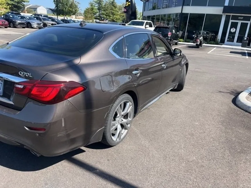 2016 Infiniti Q70L 3.7 photo 1