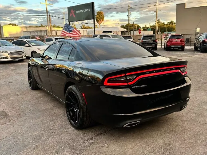 2019 Dodge Charger SXT photo 1