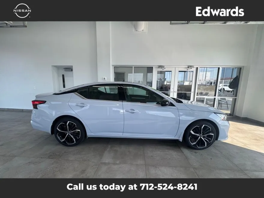 2023 Nissan Altima 2.5 SR photo 1