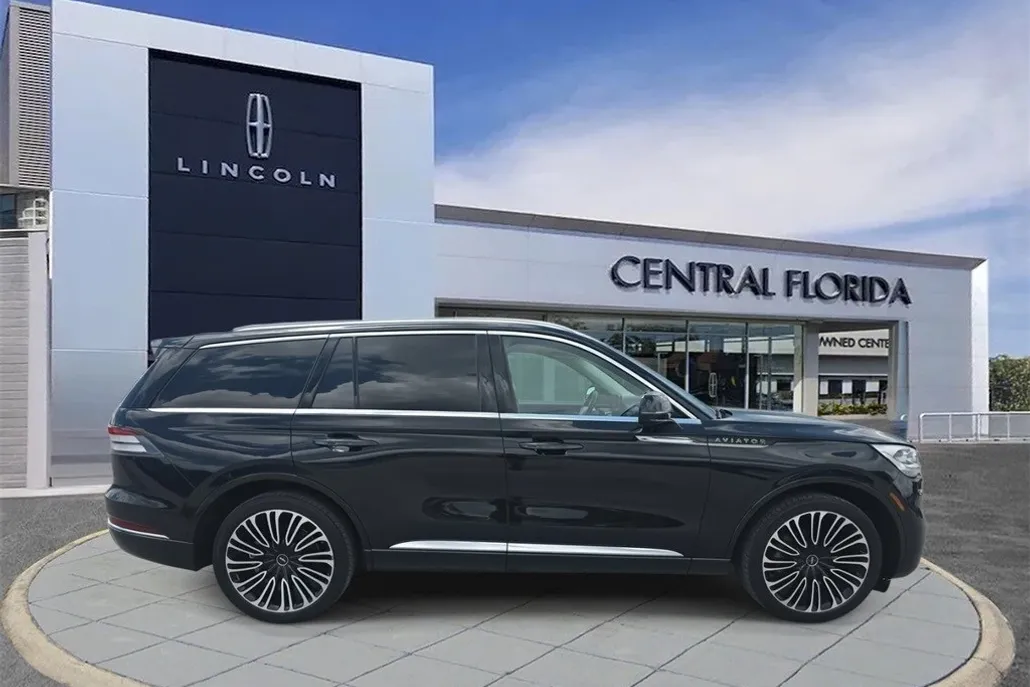 2023 Lincoln Aviator Black Label photo 1