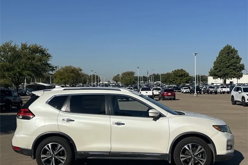 2017 Nissan Rogue SL photo 1