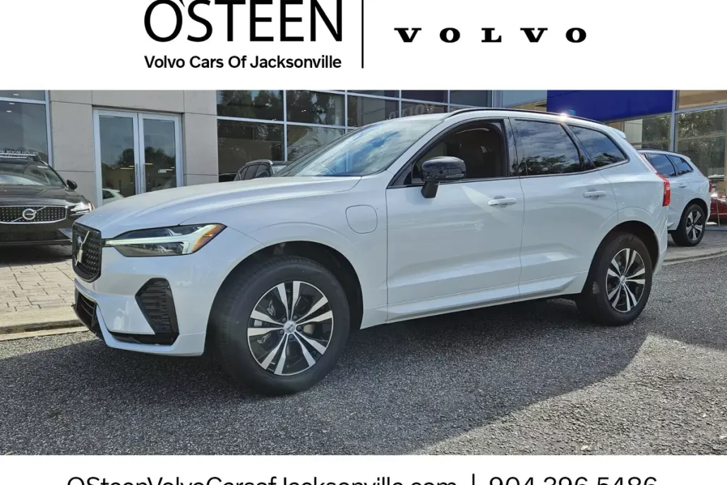 2025 Volvo XC60 Hybrid T8 Core photo 1