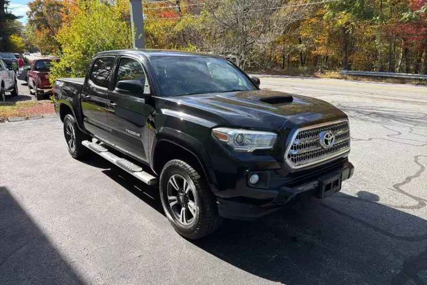 2016 Toyota Tacoma TRD Sport photo 1