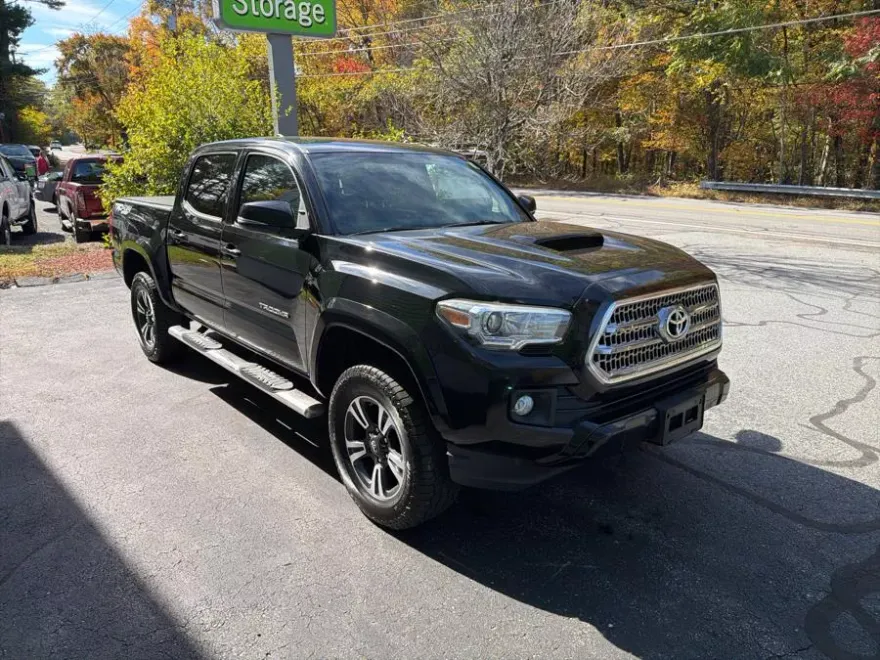 2016 Toyota Tacoma TRD Sport photo 1