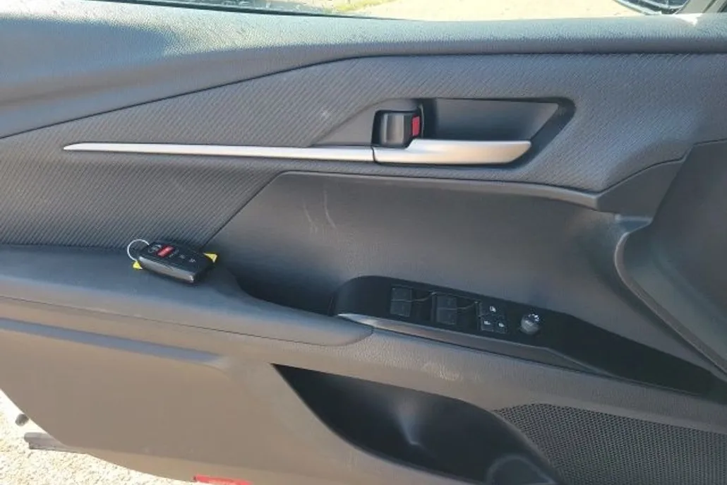 2025 Toyota Camry SE photo 1