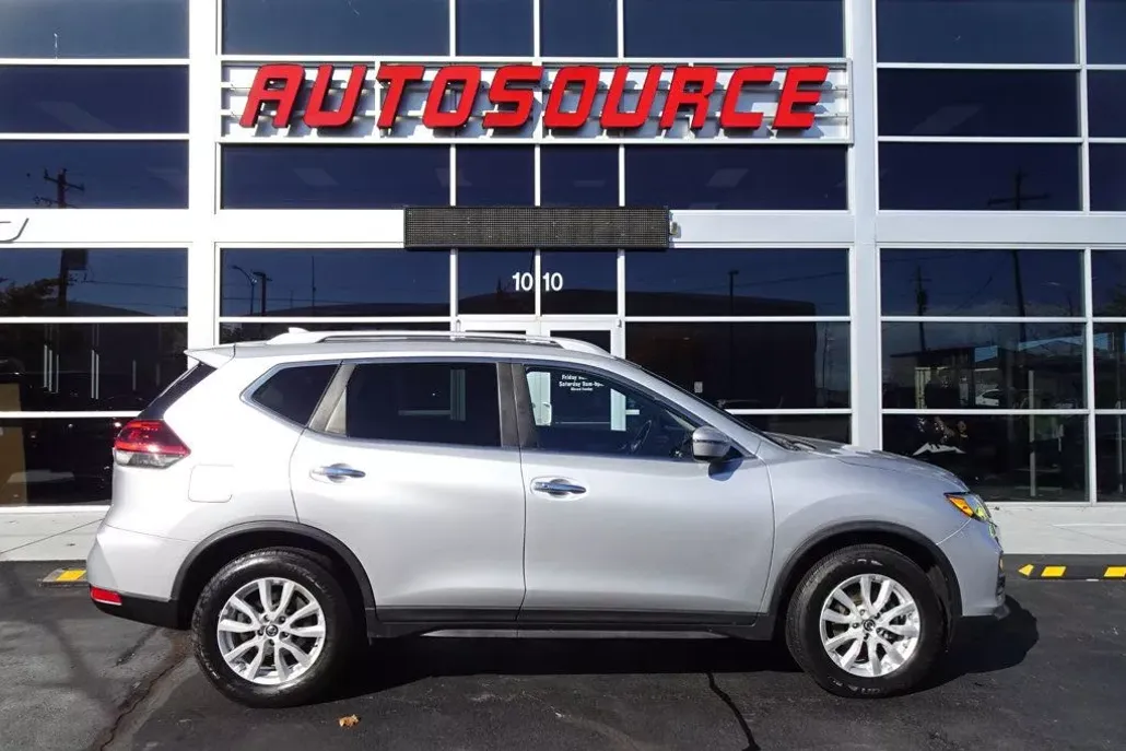 2019 Nissan Rogue SV photo 1