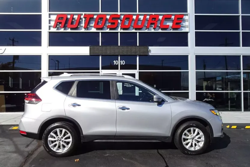 2019 Nissan Rogue SV photo 1