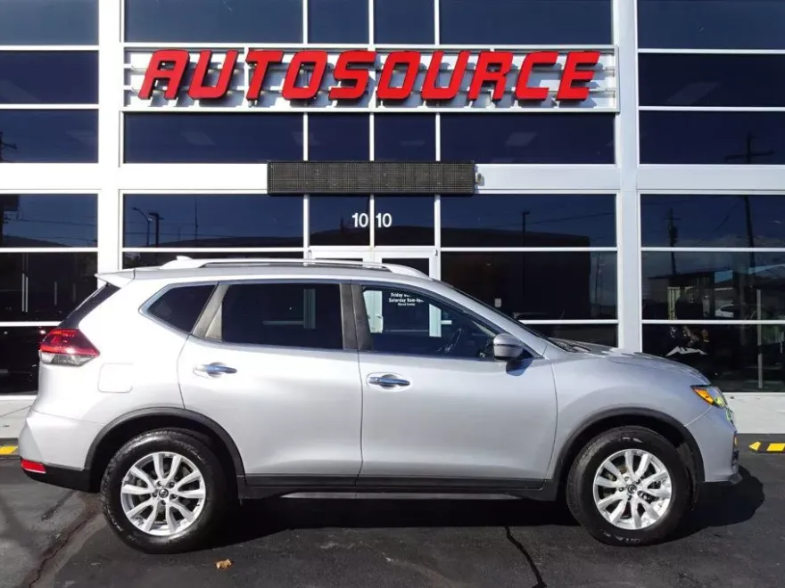 2019 Nissan Rogue SV photo 1