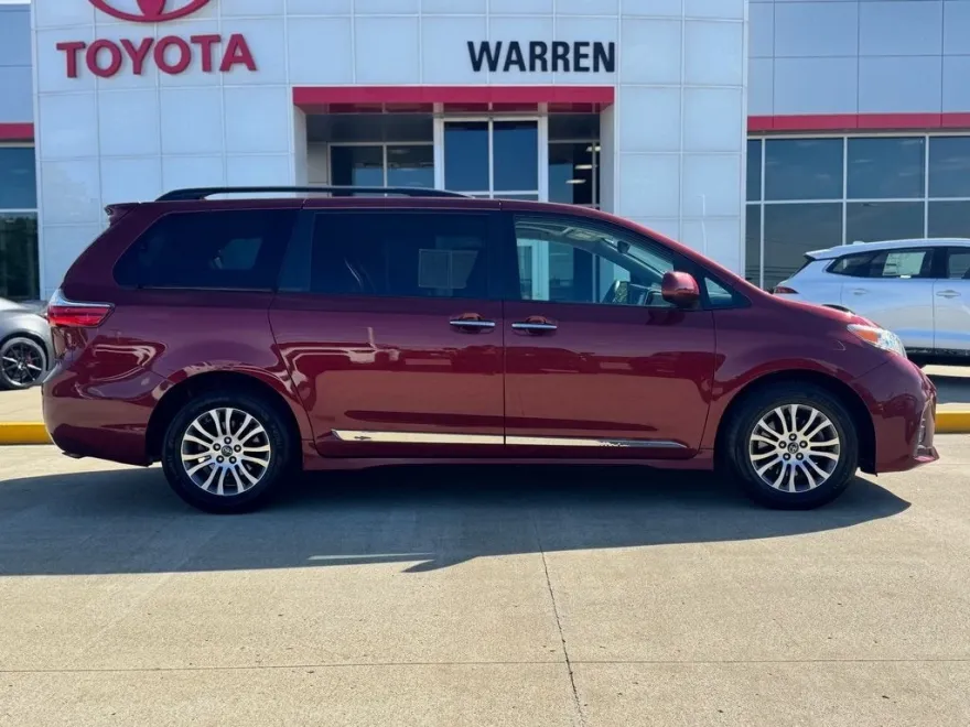 2018 Toyota Sienna XLE Limited Premium photo 1