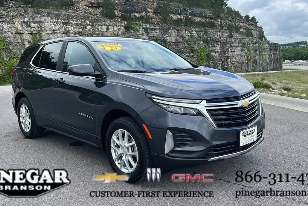 2023 Chevrolet Equinox LT photo 1