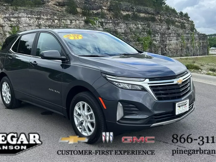 2023 Chevrolet Equinox LT photo 1