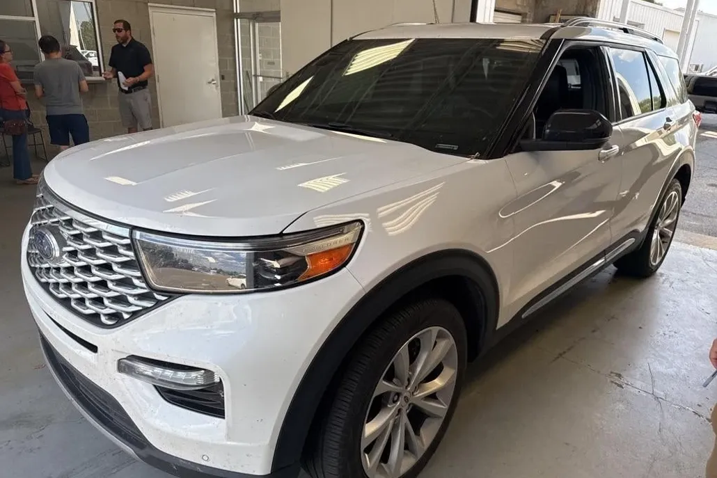 2022 Ford Explorer Platinum photo 1