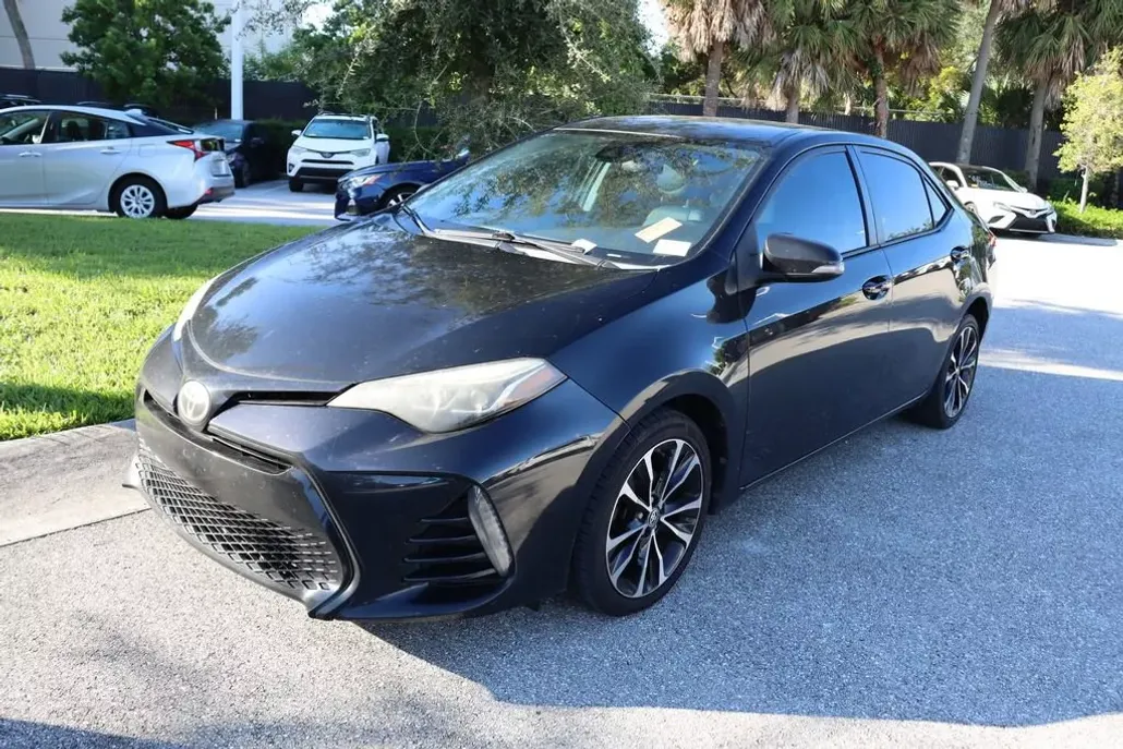 2017 Toyota Corolla SE photo 1