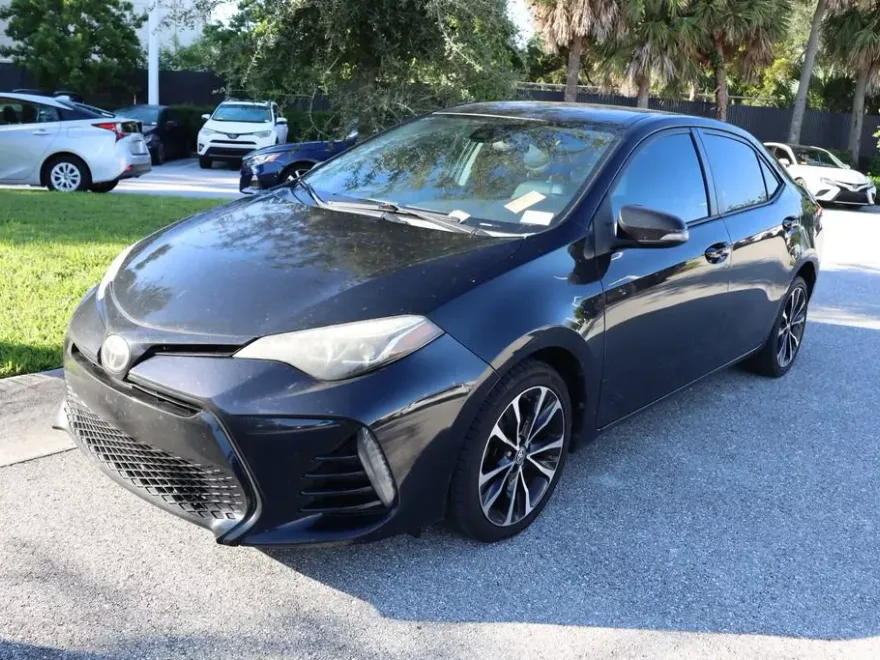 2017 Toyota Corolla SE photo 1