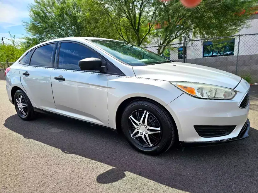 2017 Ford Focus Sedan photo 1