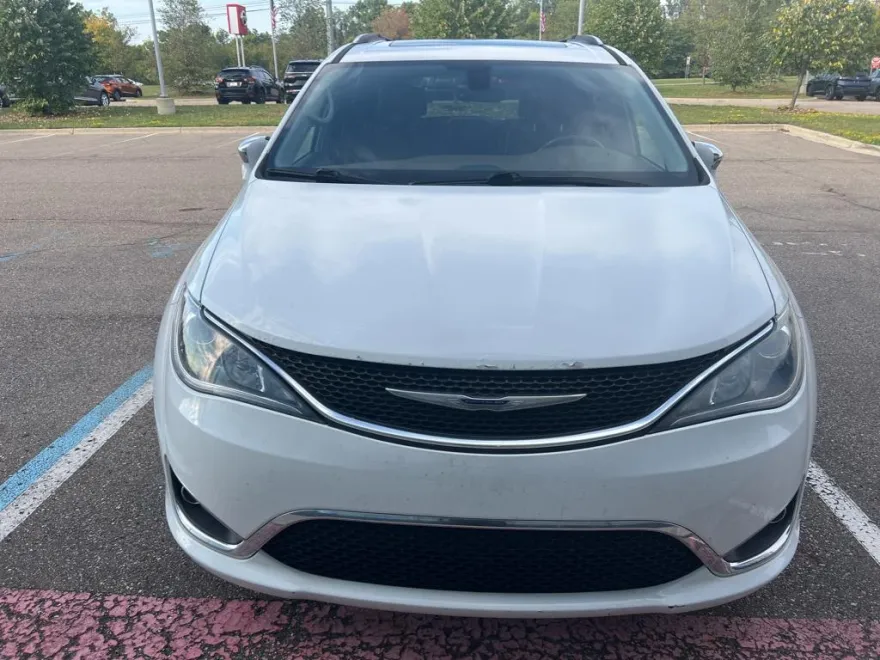 2019 Chrysler Pacifica Limited photo 1