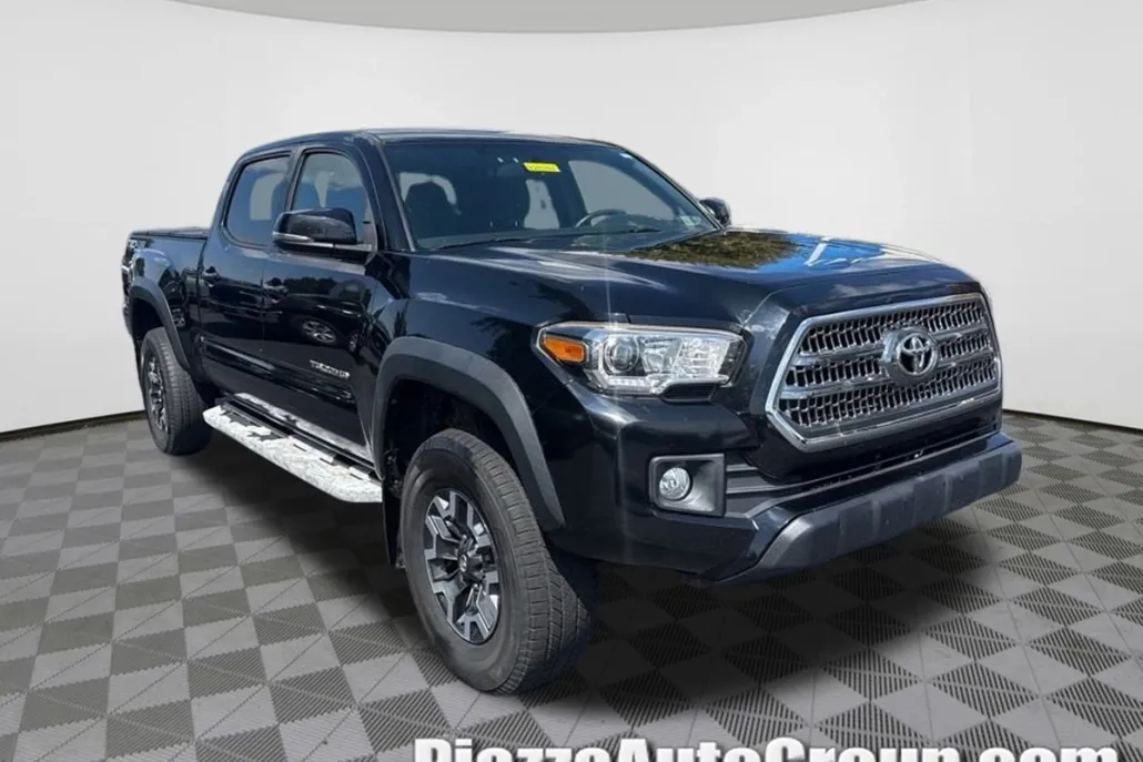 2017 Toyota Tacoma TRD photo 1