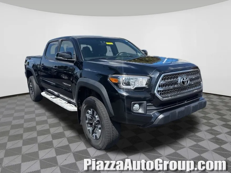 2017 Toyota Tacoma TRD photo 1