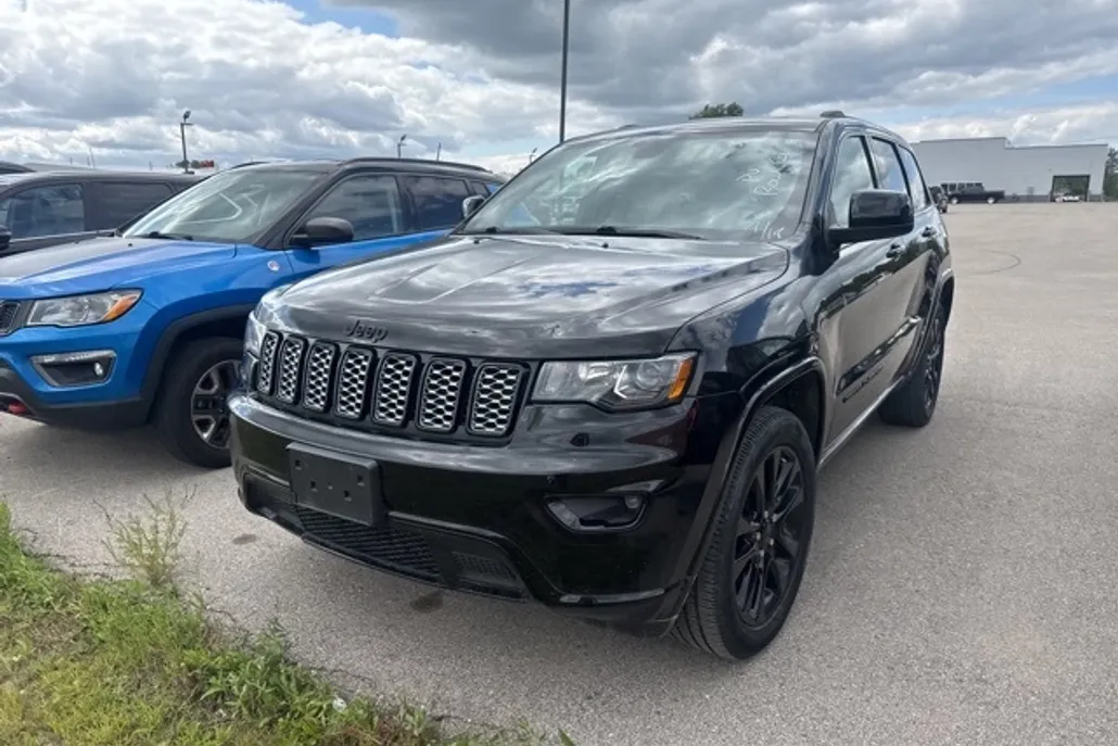 2019 Jeep Grand Cherokee Laredo Altitude photo 1