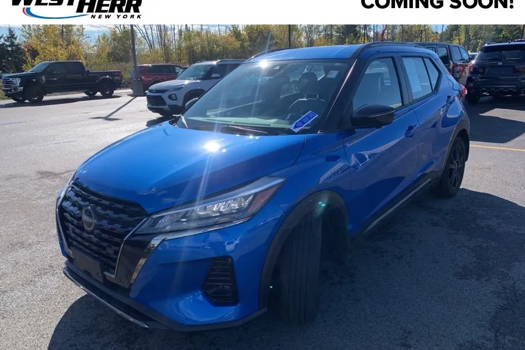 2023 Nissan Kicks SR photo 1